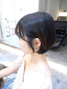 アナ ラーナ(Anna Lanna) 耳かけかわいーショートスタイルにシースルーな前髪