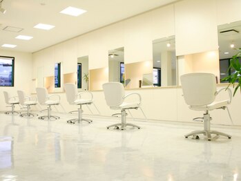 ステップミー(Step Me)の写真/【バリアフリー◎】陽の光が入る店内と、暖かく心地よい空間で癒しの時間をお過ごしいただけます♪