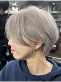 レイヤーボブハイライトブリーチレイヤーハイトーングレージュ