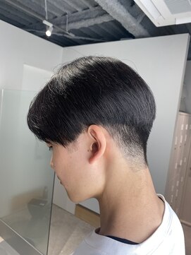 ムク(MUK) スキンフェード、センターパート