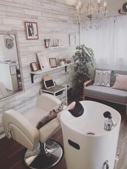 “1席のプライベート空間”で、髪の悩みを解決しつつ、あなたの魅力を引き出すスタイルをご提案―。