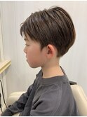 キッズカットハリウッド俳優風ストレートセンターパート刈り上げ