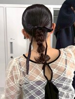 ロイオブジゼル(roi of GiseL) ヘアアレンジ 編みおろし ローポニー リボン 結婚式 お呼ばれ