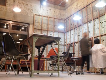 ニート(NEAT)の写真/大谷石倉庫をリノベーションした店内。天井が高く開放的な空間は、隣を気にせずゆったりした時間を楽しめる