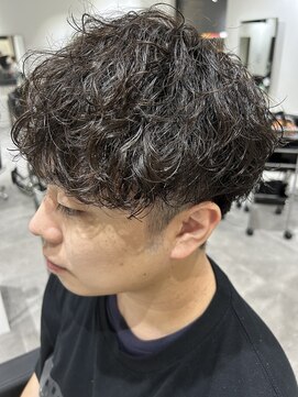 ヒュイル バイ ニアウ(Hwyl by Niau) メンズマッシュパーマ波巻スパイラルパーマニュアンスパーマ