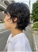 ショートウルフと強めカールなパーマスタイル。