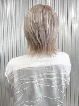 キバ(kva) ▽□□▽ウルフカット×ホワイトベージュ