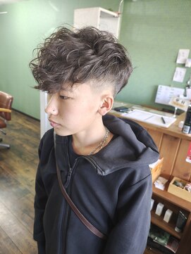 リボーン 大江店(reborn) スペインカール×テーパーフェード