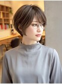 丸みショート×メガネ女子の大人可愛いスタイル