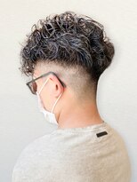 アース オーセンティック 関内店(EARTH Authentic)&nbsp;30代40代メンズ刈り上げフェードスタイルかき上げ短髪ワイルド