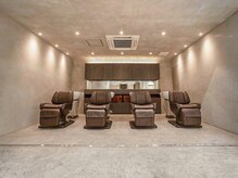 シャンプー台は最高級のレザーを使いフルフラットで寝る態勢でゆったりくつろげます。【代官山/髪質改善】