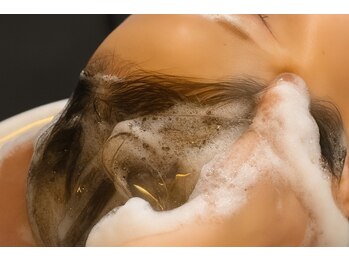 ビーダッシュアヴェダ(B dash AVEDA)の写真/半個室でリラックス。アロマの香りに誘われ、贅沢な癒しの世界に癒される。全メニューにヘッドマッサージ付