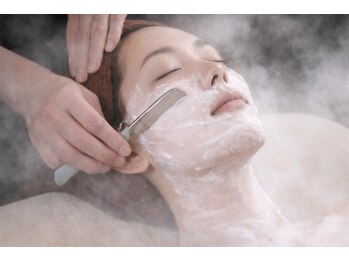 レオ(LEO)の写真/産毛オフでワントーン明るい肌へ。メイクのりが変わる理容師のお顔そり。毎朝の鏡が楽しみになる感動体験