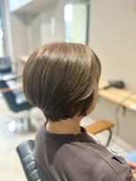 アンビス(1bis)&nbsp;白髪ぼかしで楽しむ透明感アッシュベージュショート