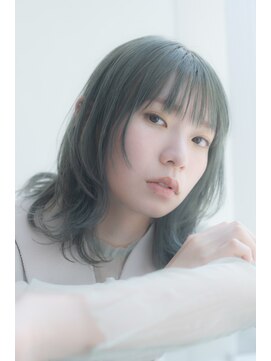 ヤイカ(YAYKA) ミディアムウルフレイヤーに、オリーブグレージュを。