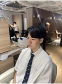 黒髪ニュアンスパーマ襟足あり前下がりセンターパート