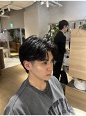 黒髪センターパート大人メンズヘアニュアンスパーマ