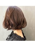 エアリーに弾むウェーブとピンクベージュでふわふわ仕立てに