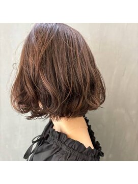 ティモーネ(Timone) エアリーに弾むウェーブとピンクベージュでふわふわ仕立てに