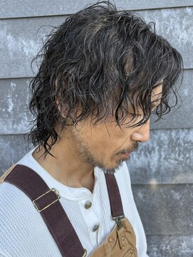 ヒュイル バイ ニアウ(Hwyl by Niau) メンズセンターパートツイストスパイラルシャドウパーマ眉毛