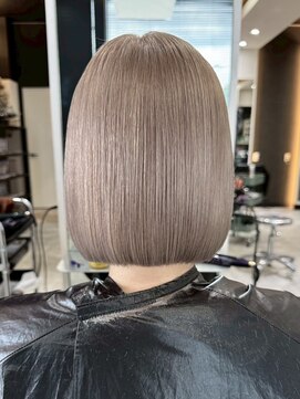 エイチ(H) xブリーチ/ホワイトグレージュ/レイヤーカット/チェリーブラウン