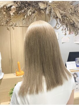 イリ 梅田(ili) ベージュカラー