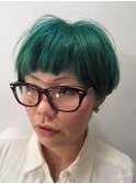 グリーンヘアカラー、耳かけマッシュスタイル。