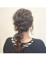 プール(POOL)&nbsp;ローポニーアレンジ