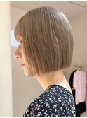 ショートボブミルクティーベージュハイトーン切りっぱなしボブ