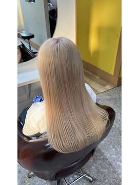 アン(Hair make un) ホワイトブロンド