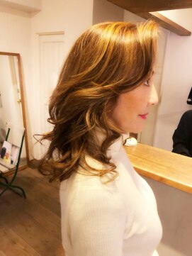 ドロップ(drop) 脱白髪染めのハイライトカラーとくせ毛を活かしたレイヤーカット