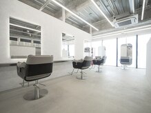 ローバー 錦(Rover)の雰囲気(白を基調とした落ち着いた店内)
