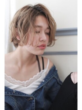 ネオリーブ チロル 横浜西口店(Neolive CiroL.) クセをいかした大人カジュアルショートボブ