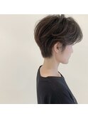グレージュカラーのショートヘア
