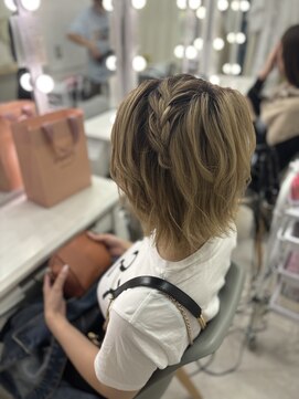 ラモ(RAMO) ハイトーン編み込みアレンジヘア
