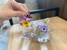 アミーヘアルーム(amie hair room)の雰囲気（お店の外のお花を毎朝店内に飾っています。）