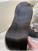 『素髪のような透明感』扱いやすさも叶える艶ストレート
