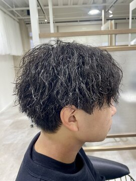 強めツイストスパイラルツーブロックマッシュ