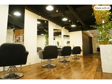 クレエ(creer)の雰囲気（外観は黒タイルの店内は木目の落ち着いた雰囲気の空間です。）