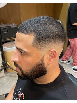 フランクスバーバー アンド ビアークラブ(FRANK'S BARBER and BEER CLUB) スキンミドルフェードバズクロップF