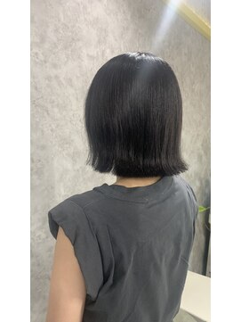 コハク(COHAQ BEAUTY AND RESORT) 暗めシルバーカラー・切りっぱなしボブ