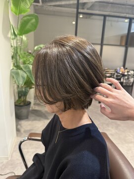 ミア 立川駅(MIA) 白髪ぼかしハイライトオリーブアッシュ