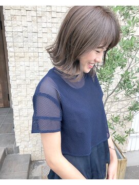 サニー サイド(Sunny Side) グレージュカラー×前下がりボブ