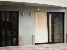 ファロルーエ(falo Ruhe)の雰囲気（落ち着いた通りに面したサロンで昼中は日差しも柔らかく入ります）