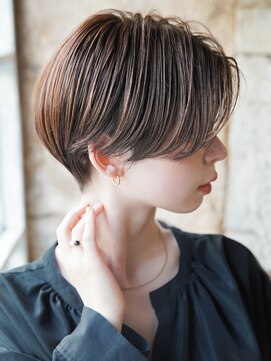 カライング(ing) 大人可愛い20代30代40代黒髪前下がりひし形小顔ボブ丸みショート