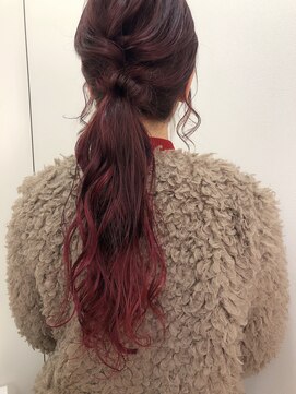 ネイヴィル(navile) ワインレッド×ローポニーアレンジ