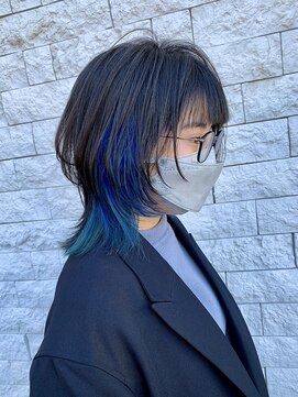 シャル 辻堂(shalu) ネオンブルーのインナーカラー×ウルフカット