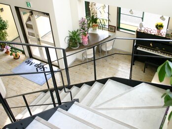 ステップミー(Step Me)の写真/【ゆっくり寛げるサロン♪】席周りもゆったり◎開放感のある吹き抜けの天井が、緊張を解きほぐす…☆