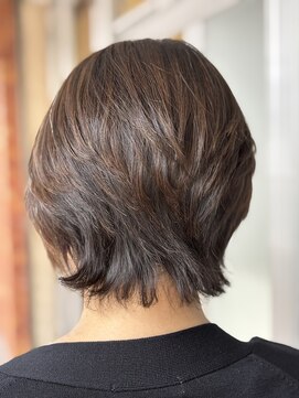 アーチ(ARCH) 襟足のクセを活かした外ハネショートスタイル