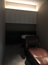 全て個室のシャンプースペース☆高級レザーのフルフラットで心地の良い時間をお楽しみください☆